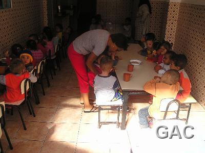 0304 005.jpg - Die ganz Kleinen beim Nachmittagslunch.